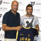 Diego Torres, a la derecha, cambia el UCAM Murcia por la Cultural. El goleador llega hoy.