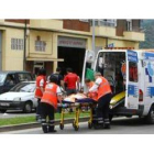 Facultativos del Sacyl atienden a la última mujer de 65 años atropellada en la zona.