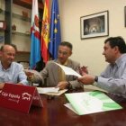 Los directivos de la Caja con el presidente comarcal, ayer.