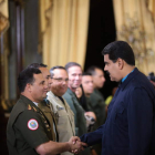 Nicolás Maduro estrecha la mano del nuevo ministro del Interior, Gustavo González López.