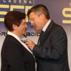 El alcalde, Francisco Fernández, le coloca la medalla de Leonesa del Año