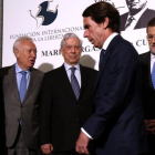 Aznar y Rajoy evidencian la frialdad entre ambos en un acto de homenaje a Mario Vargas Llosa, el pasado marzo, en Madrid.