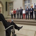 El expresidente de la Generalitat, Artur Mas (i), durante la declaración institucional del presidente del gobierno catalán, Carles Puigdemont (2d), acompañado por los miembros de la mesa tras la firma de la convocatoria del referéndum.