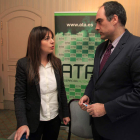 Soraya Mayo y el responsable del área de autónomos inmigrantes de Ata, Guillermo Guerrero.