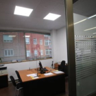 La Oficina Municipal de Información al Consumidor, en la plaza de Abastos de Ponferrada. L. DE LA MATA.