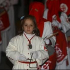 Los niños también disfrutan con las procesiones, ayer en la de la Santa Cena