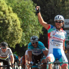El italiano Roberto Ferrari celebra su victoria tras ganar la undécima etapa del Giro de Italia.