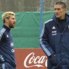 Leo Messi y Edgardo Bauza,,el seleccionador de Argentina, en un entrenamiento del cuadro albiceleste.