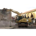 Una máquina derriba el edificio que amenazaba ruina en la calle Padre Isla de la villa.