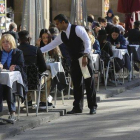 Camarero  sirviendo  en  la  plaza  Reial de Barcelona.