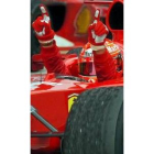 Schumacher eleva sus dedos al cielo tras sumar su 72º gran premio