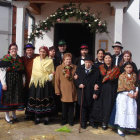 Joaquín y Francisca, en el centro, junto a vecinos y familiares vestidos con el traje tradicional.