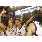 Las jugadoras del Sant Adriá celebran el triunfo en la final que las coronaba como campeonas.