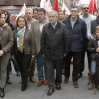 Gutiérrez, en la imagen de la manifestación del 6 de abril, flanqueado por sus ediles.