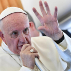 El papa Francisco habla con los periodistas en un avión, el pasado 1 de noviembre.