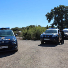 Los agentes bloquean todos los accesos a la finca, mientras el gotero de peregrinos es constante en el Camino de Santiago.