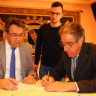 El alcalde coyantino y el presidente de la Junta Agropecuaria Local durante la firma del convenio. DL