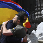 Pedro Sánchez abraza a Volodímir Zelenski, ayer en Kiev. BORJA PUIG DE LA BELLACASA