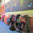 Abrigos de los alumnos en un pasillo de un centro escolar.