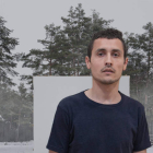 Antonio Guerra, ante de una de las imágenes que expone en el marco del festival madrileño. DL
