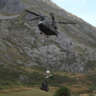 Recuperación del helicóptero que se estrelló en La Polinosa en el que murieron tres guardias civiles cuando rescataban a un deportista lesionado