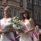 A la izquierda, la reina de las fiestas, Paula García, durante el desfile de la ofrenda floral.