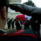 Un carabinieri saluda al paso de uno de los féretros de los muertos en el atentado en Nasiriya