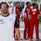 Fernando Alonso pasea por el paddock del circuito de Sochi.