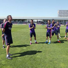 La plantilla del Barça aplaude a Luis Enrique por su 45º cumpleaños antes de empezar el entrenamiento.