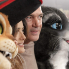 Antonio Banderas y Salma Hayek con sus personajes gatunos.