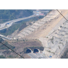 Imagen de archivo del derrumbe de la ladera de la Sierra de La Escrita sobre la A-6 a su paso por Trabadelo. ANA F. BARREDO