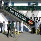 Llegada de siete inmigrantes rescatados por la Guardia Civil al puerto de Ibiza. SERGIO G. CAÑIZARES