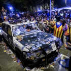 Coches de la Guardia Civil destrozados frente a la sede de la consellería.