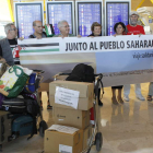 Una delegación del movimiento de apoyo al pueblo saharaui, ayer en Barajas.