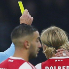 El árbitro Damir Skomina enseña la tarjeta amarilla a Sergio Ramos.