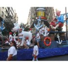 La peña Lección de Humor desfilando en la plaza Lazúrtegui con la carroza ‘Las aventuras de Tintín’.