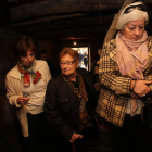 En el centro, Celia Fernández, sobrina de los dos hermanos, en la bodega de Villalibre.