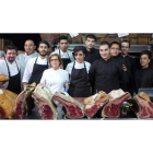 José Gordón, con su equipo de cocina y de servicio en sala