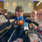 Carles Puigdemont junto a su abogado, ayer en Bruselas tras conocer la decisión del TJUE. LEO RODRÍGUEZ