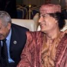 Gadafi ríe junto a uno de sus ministros durante la Cumbre de la Liga Árabe en Sharm el-Sheij, Egipto