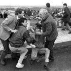 McGuinness, en 1988, ayuda a un herido en un atentado durante el funeral de un miembro del IRA.