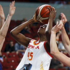 Astou Ndour lanza a canasta ante Samuelson y Vanderwal.
