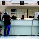 Ciudadanos barceloneses atendidos en una oficina de Hacienda en Barcelona.
