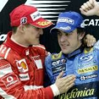 Schumacher felicita a Alonso en el podio de los vencedores