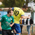 Pacios remata un balón a pesar de la oposición de un rival. MARCIANO