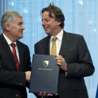 Covic (izquierda) entrega la propuesta a Koenders, en Bruselas, este lunes.