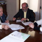 Un momento de la firma del convenio entre las fundaciones Fernández Peña y Carriegos