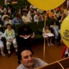 Juárez dibuja en un panel ante la mirada de los pequeños que asistieron al acto