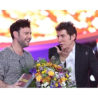 Miquel Fernández, ganador de la sexta edición de Tu cara me suena, con Manel Fuentes.