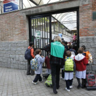 Padres y niños, a la entrada de un colegio de Madrid.